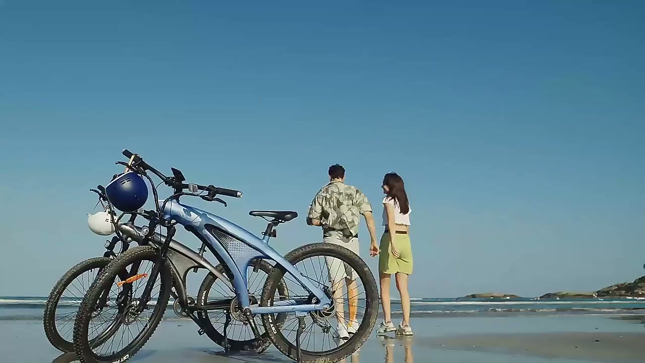 Xe đạp trợ lực điện Q5 dựng trên bãi biển