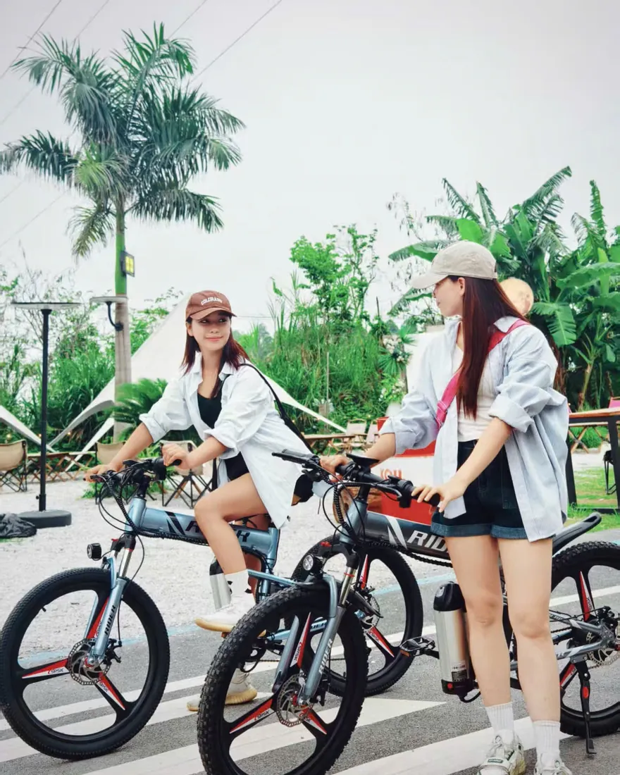 Hai bạn trẻ đi xe đạp trợ pin dạo phố