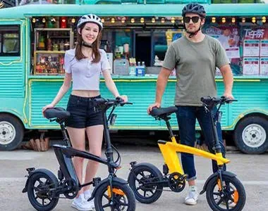 Hai bạn trẻ với xe đạp trợ pin gấp gọn