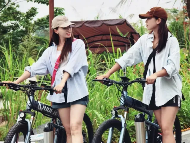 Khách hàng đi xe đạp trợ pin