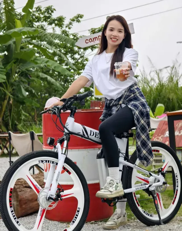 Cô gái đi xe đạp trợ pin EVBIKE