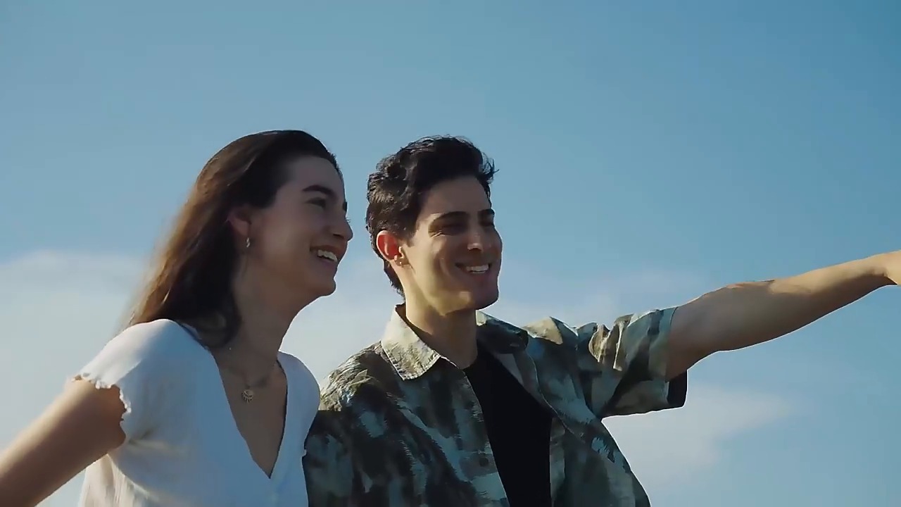 Hai người đi xe đạp trợ lực dưới trời nắng ven biển